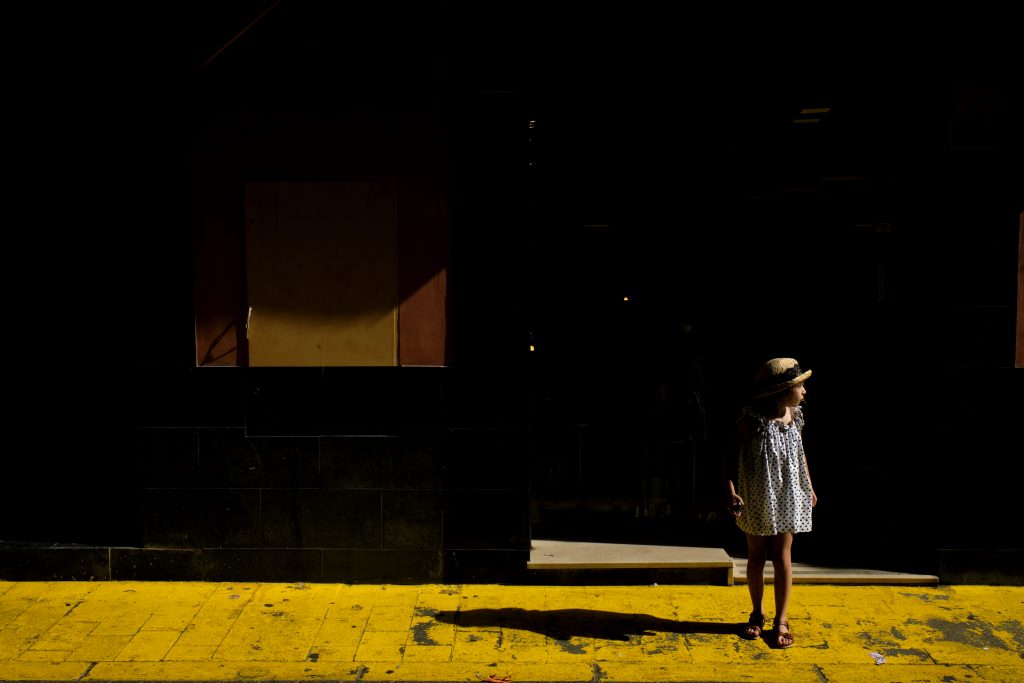 Hight Contrast Street Photography by Gerardo Alcaraz